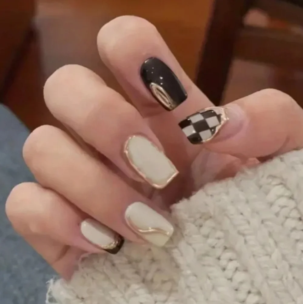 24 Pieces Fake press on nails